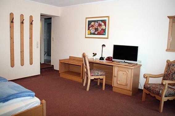 Hotel Bayerischer Hof Rehlings Weissensberg Room photo
